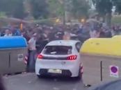 比賽開始時，一輛汽車沖入西甲賽場外人群