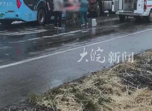 河南郟縣公交車(chē)與大貨車(chē)相撞 公交公司回應(yīng)：兩人擦傷  原因正調(diào)查