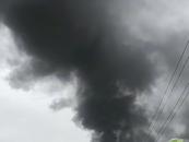 油罐車在河南境內側翻起火，現場濃煙滾滾 當地回應