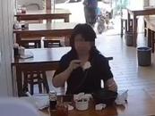 女子用餐后將擦鼻涕紙巾扔進碗和罐子里引熱議  餛飩店人員：當事人未簽署道歉書
