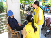 八旬老人“苹果之赠”诠释双向暖心情谊 