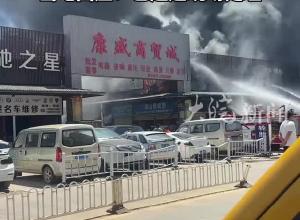 昆明一商貿(mào)城突發(fā)火情 親歷者：店內(nèi)物品被燒毀 當(dāng)?shù)鼗貞?yīng)：已趕赴現(xiàn)場(chǎng)處理