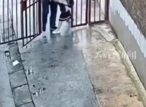 女童回家被陌生男子拖进小巷 危急时刻楼上好心大叔制止报警 