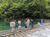 中高考學子“九華游”人數大幅增加  考后經濟催熱旅游美發等行業