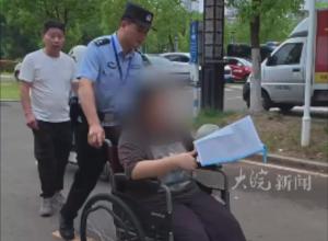 六安一考生腿部受伤 
民警推轮椅护送
