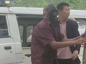河南七旬老人捡烟花被崩伤 亲属：右眼难保，平时以捡废品为生