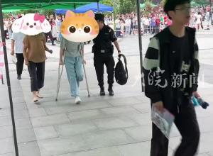 高考生身体原因出行困难 宣城特警护送抵达考场