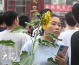 考生家人的“花式”祝福（组图）