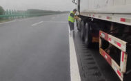 貨車拋錨高速 阜陽交警解“燃油之急”