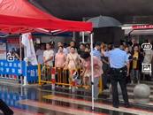 ?六安：護考民警用雨傘為考生“擺渡”