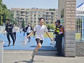 中考考點(diǎn)外涌動(dòng)“向日葵花海”  全家總動(dòng)員迎接“凱旋”少年