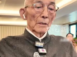 92歲中國國家話劇院一級演員游本昌 宣誓入黨 
 佩戴黨員徽章現場哽咽