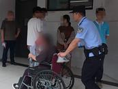  六安一考生腿部受伤，民警推轮椅护送