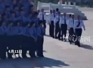 山东警察学院毕业大合照 “白衬衫”一出场掌声雷动学生们满脸崇拜