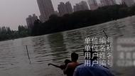民警辅警默契配合 营救落水女子