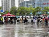 高考首日合肥遇大雨 考點外多方護航