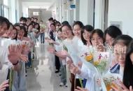 高三學子的最后一課上老師送出祝福和禮物 “一鳴從此始，相望青云端”