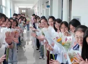 高三学子的最后一课上老师送出祝福和礼物 “一鸣从此始，相望青云端”
