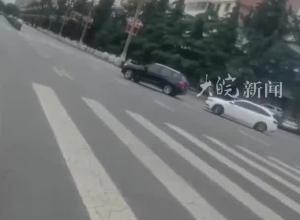 陕西宝鸡一社区女书记 当街开车故意冲撞一女子