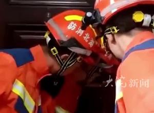 高考生因智能门锁故障被困家中