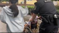 宣城一中考考生腿部受伤 特警推轮椅护送