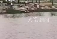 英雄張偉跳湖連救5人 今天出院回到家鄉 在高速路口受到熱烈歡迎
