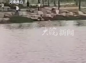 英雄张伟跳湖连救5人 今天出院回到家乡 在高速路口受到热烈欢迎
