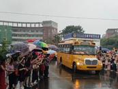 ?2025年高考首日霍山文峰學校考生乘車進入考點，包括“愛心回響”考生