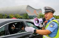  高考首日，庐江交警为考生开辟“绿色通道”