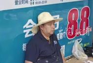 抗洪結(jié)束后的榕江縣副縣長(zhǎng)：滿身泥濘席地休息，坐在救災(zāi)物資邊吃盒飯