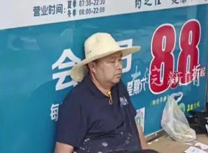 抗洪結束后的榕江縣副縣長：滿身泥濘席地休息，坐在救災物資邊吃盒飯