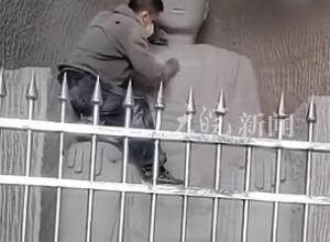 四川一男子自行開鑿石窟  造型酷似“奧特曼”引爭(zhēng)議 當(dāng)?shù)鼗貞?yīng)