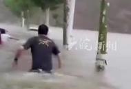 逆流而上，緊急救援！河南南召突降暴雨女子被困車內 眾人蹚水破窗救人