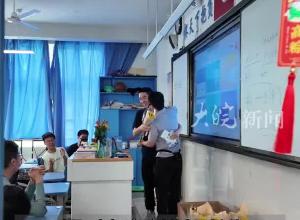 合肥一中高三最后一课保送学生送同学好运加成 “我在北大等大家”