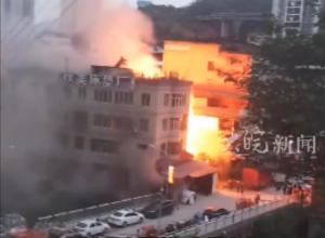 重庆奉节一床垫厂突发大火