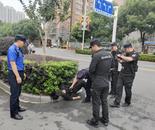 醉酒男子昏睡綠化帶，城管隊員出手相救