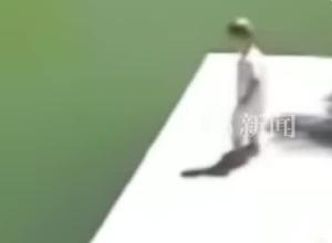 2歲男童落水 被撈起時已呼吸暫停  路過醫(yī)生一分鐘高效急救
