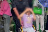 一名中考考生腿部受傷 宣城特警推輪椅護(hù)送 同行考生暖心上前打傘