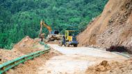 岳西縣溫泉鎮(zhèn)：持續(xù)降雨山體塌方，連日清理保道路暢通