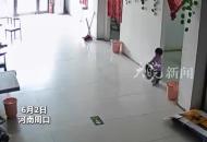 車輛失控沖向店內(nèi)1歲半女童 10歲女孩迅速抱起妹妹逃過(guò)一劫