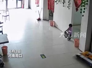 车辆失控冲向店内1岁半女童 10岁女孩迅速抱起妹妹逃过一劫