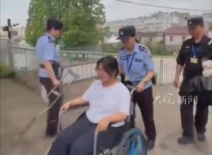 为安全护送行动不便考生
女民警双手撑着轮骑
退着步子下陡坡