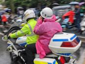 高考首場一考生跑錯考點 鐵騎冒雨助力火速“轉(zhuǎn)場”