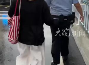 高考生因骨折行动不便 六安民警援手护送