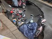 郑州一道路塌陷出现大坑 当地：无人员伤亡，正在处置