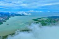 雨過天晴，巢湖現云霧美景