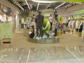 刘畊宏爆红3年，粉丝首次跌破6000万，线下运动品牌门店开业一周实景曝光