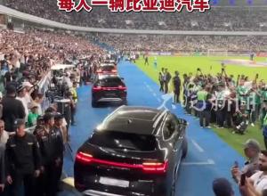 乌兹别克斯坦首次闯入世界杯，总统授予荣誉并赠球员每人一辆比亚迪汽车