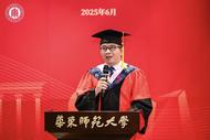 “像我們這樣想不開的人哪” 這位大學教授的畢業致辭火了