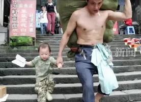 “重庆棒棒”合照中的小男孩参加高考 父亲：希望他考上大学，路越走越宽